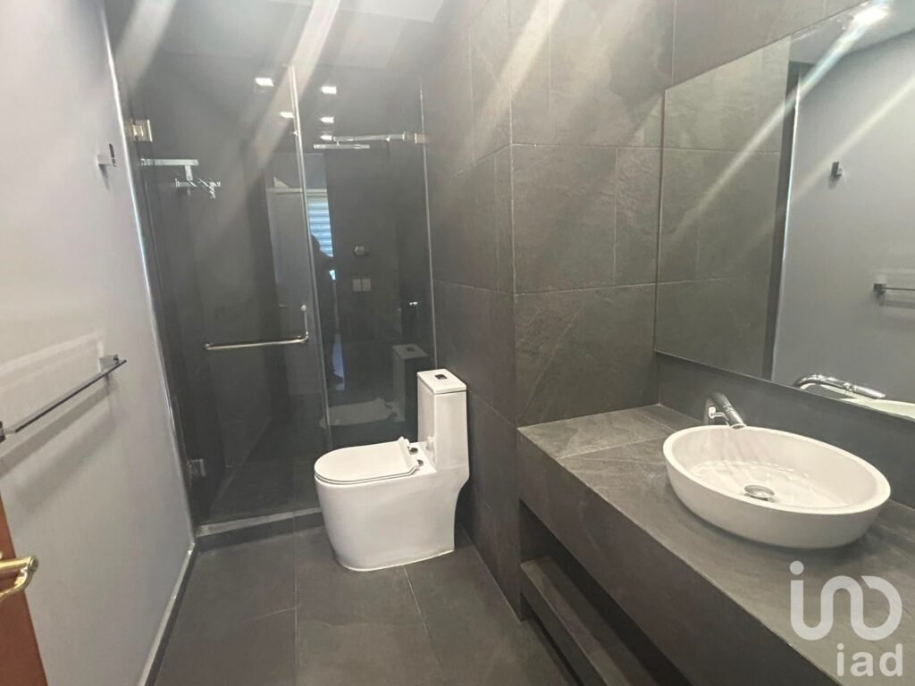 En venta exclusiva casa recién remodelada y con cocina de ultra lujo en privada de Interlomas