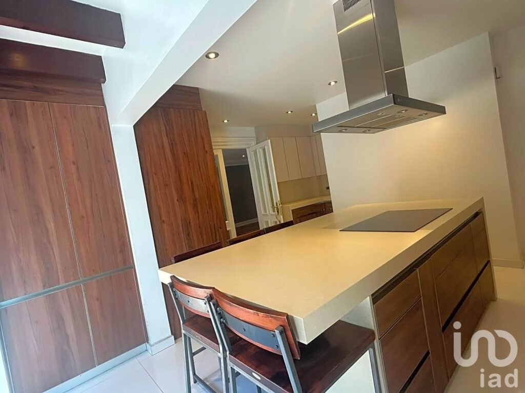 En venta exclusiva casa recién remodelada y con cocina de ultra lujo en privada de Interlomas