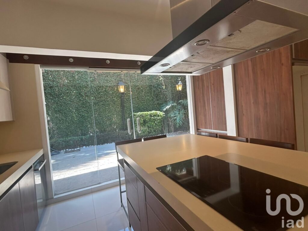 En venta exclusiva casa recién remodelada y con cocina de ultra lujo en privada de Interlomas