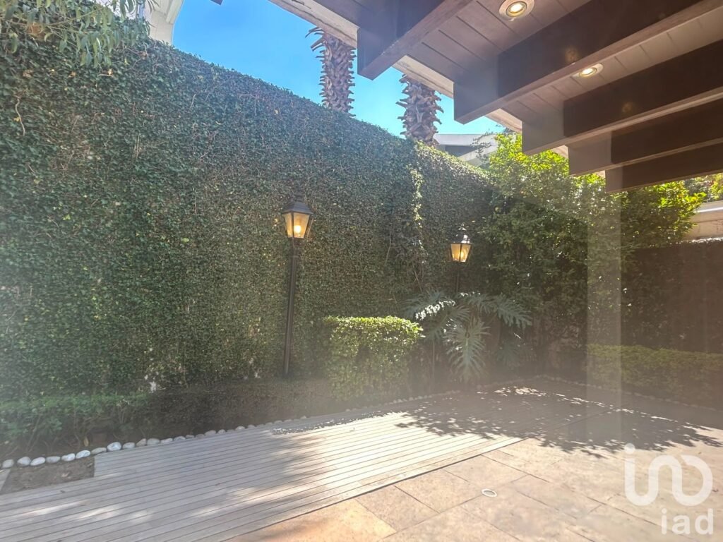 En venta exclusiva casa recién remodelada y con cocina de ultra lujo en privada de Interlomas