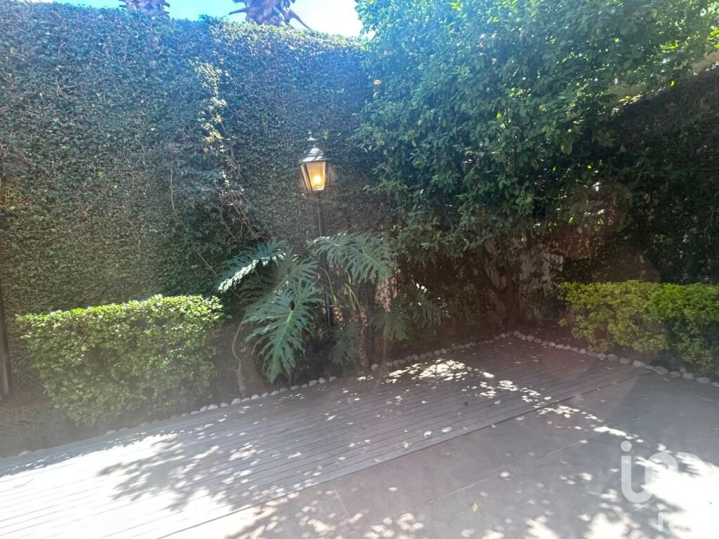 En venta exclusiva casa recién remodelada y con cocina de ultra lujo en privada de Interlomas