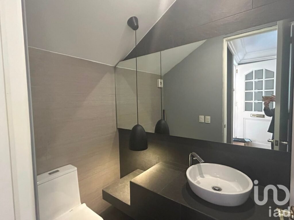 En venta exclusiva casa recién remodelada y con cocina de ultra lujo en privada de Interlomas