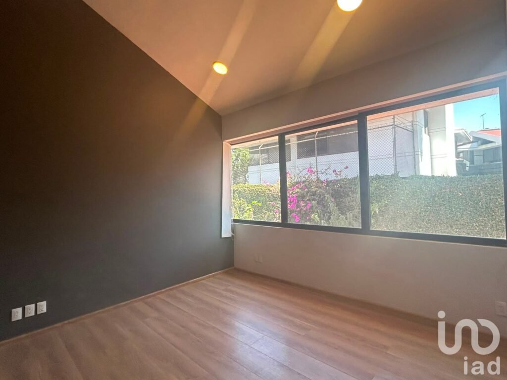 En venta exclusiva casa recién remodelada y con cocina de ultra lujo en privada de Interlomas