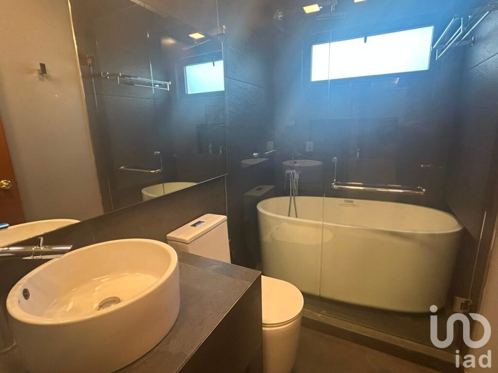 En venta exclusiva casa recién remodelada y con cocina de ultra lujo en privada de Interlomas