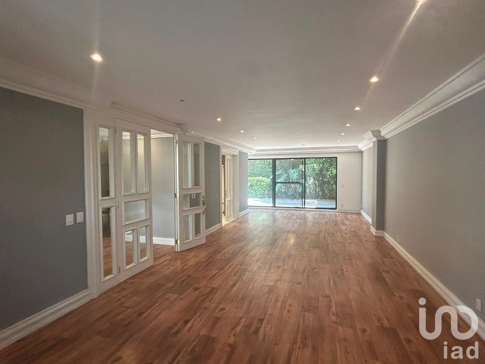 En venta exclusiva casa recién remodelada y con cocina de ultra lujo en privada de Interlomas
