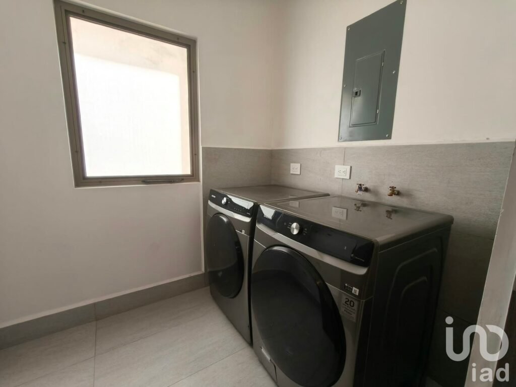 Venta de Casa Residencial en Carretera Nacional- Area Los Cavazos