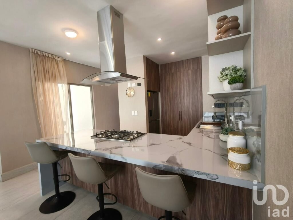 Venta de Casa Residencial en Carretera Nacional- Area Los Cavazos