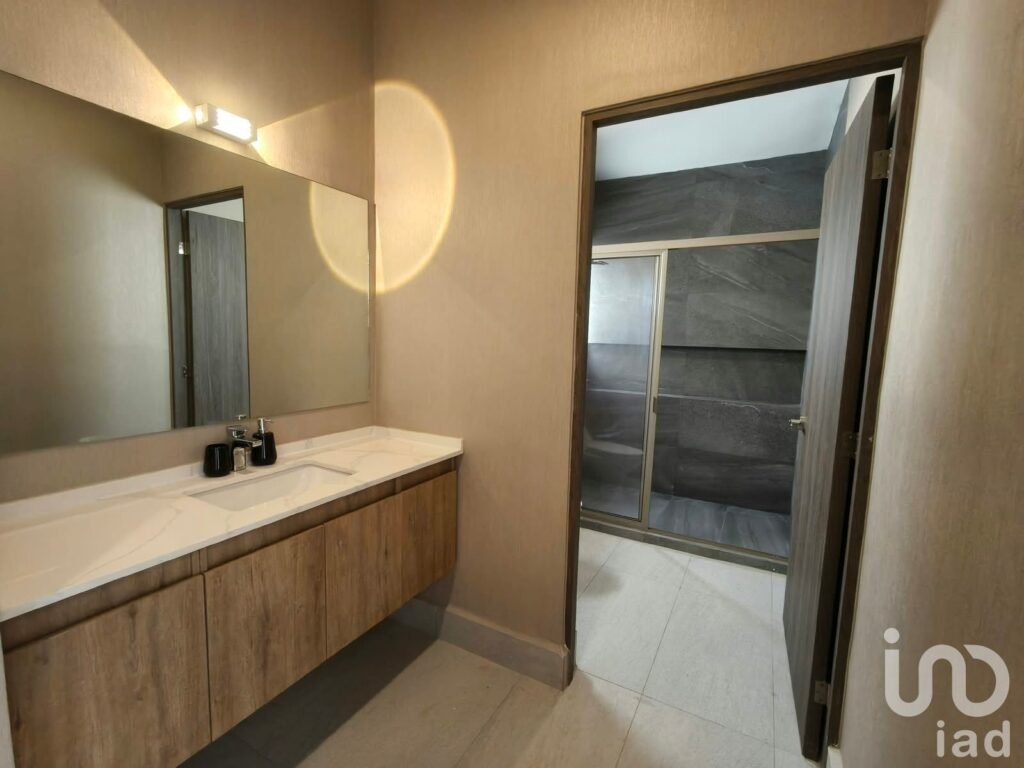 Venta de Casa Residencial en Carretera Nacional- Area Los Cavazos