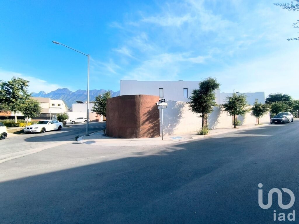 Venta Casa en esquina con Terreno excedente en Toscana Residencial, Dominio Cumbres