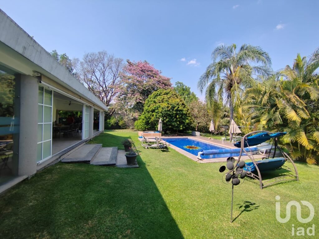 Residencia en renta con 8 recámaras, alberca y amplios jardines en Cocoyoc