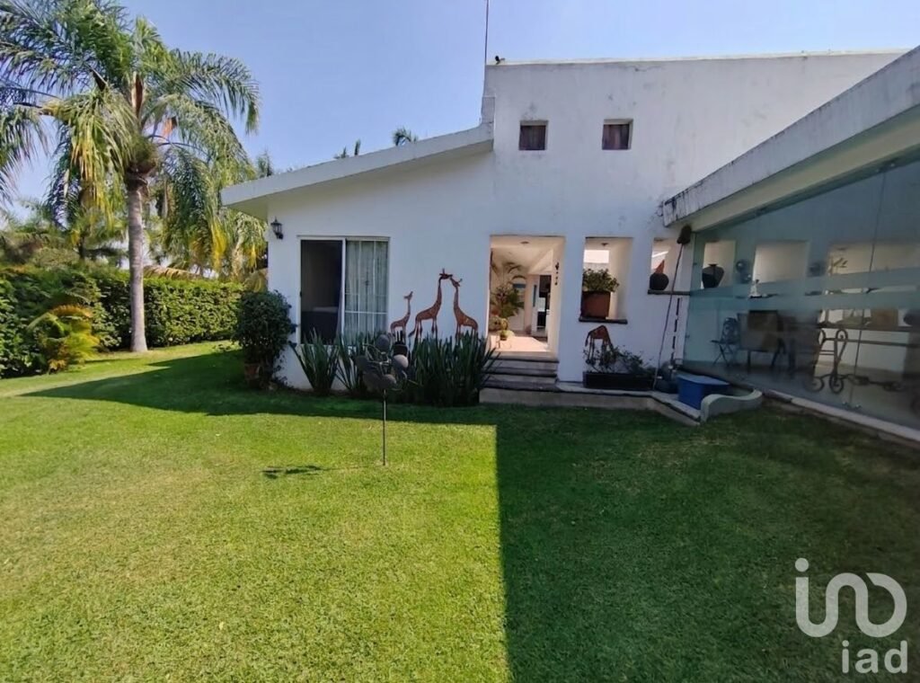 Residencia en renta con 8 recámaras, alberca y amplios jardines en Cocoyoc
