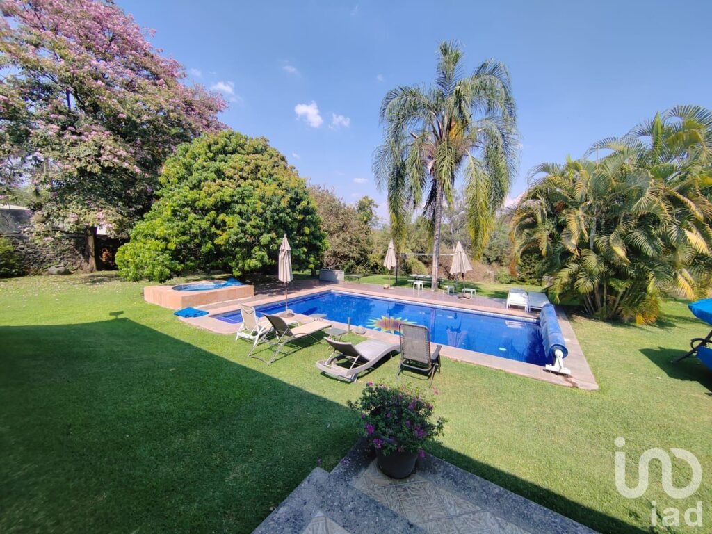 Residencia en renta con 8 recámaras, alberca y amplios jardines en Cocoyoc