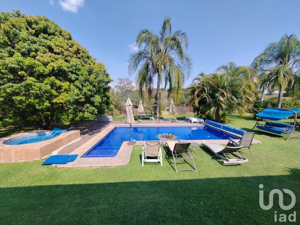Residencia en renta con 8 recámaras, alberca y amplios jardines en Cocoyoc