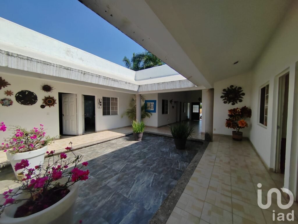 Residencia en renta con 8 recámaras, alberca y amplios jardines en Cocoyoc