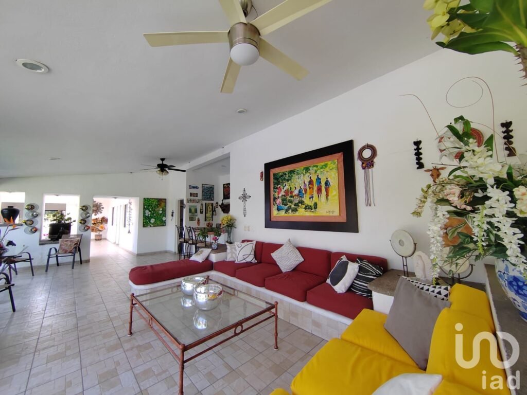 Residencia en renta con 8 recámaras, alberca y amplios jardines en Cocoyoc