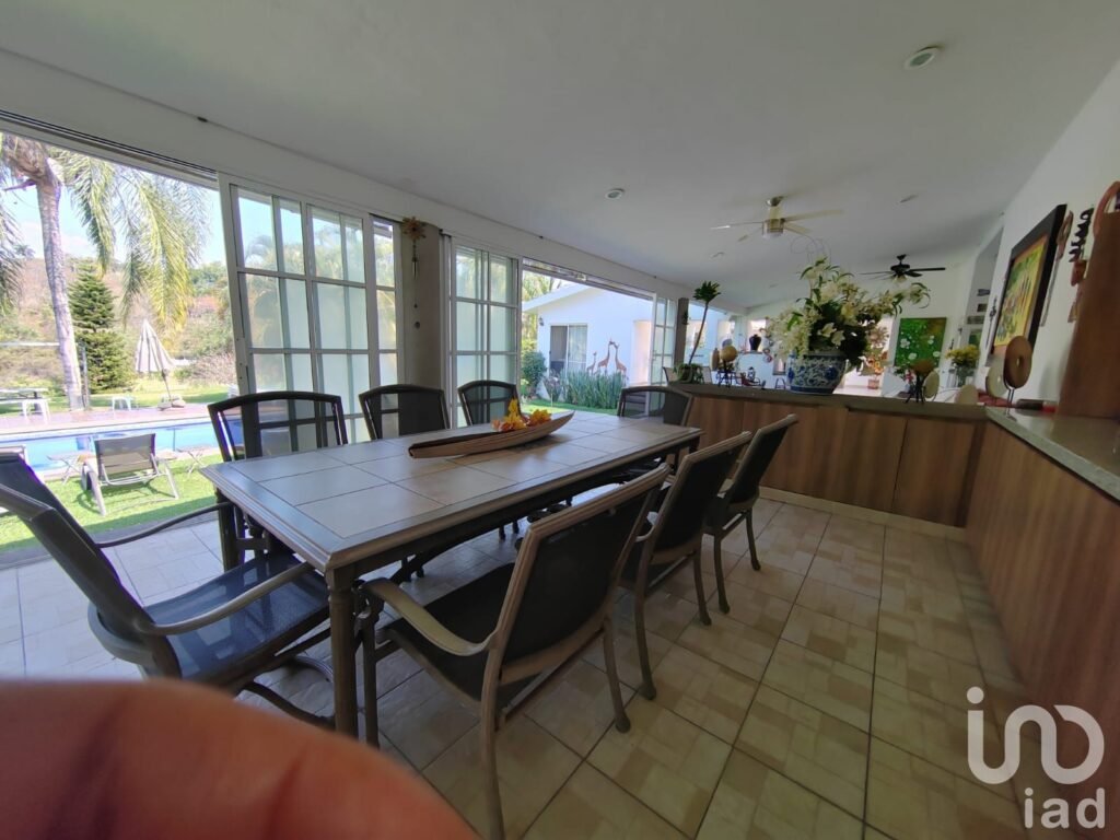 Residencia en renta con 8 recámaras, alberca y amplios jardines en Cocoyoc