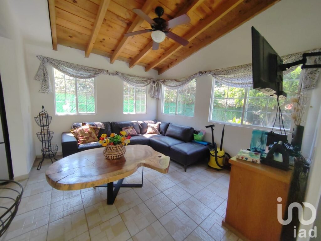 Residencia en renta con 8 recámaras, alberca y amplios jardines en Cocoyoc