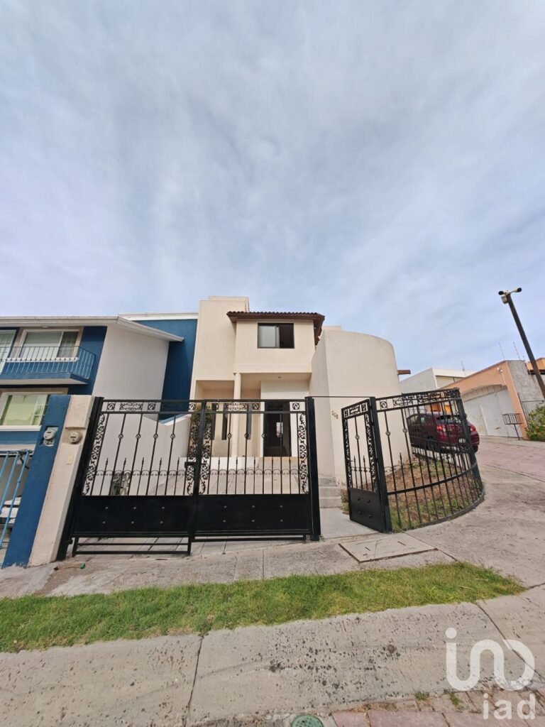 Casa en renta frente a área verde en Arboledas del Parque, Querétaro