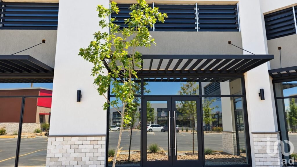LOCAL EN VENTA EN PLAZA COMERCIAL CERCA DE PUENTE INTERNACIONAL ZARAGOZA