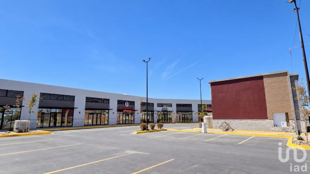 LOCAL EN VENTA EN PLAZA COMERCIAL CERCA DE PUENTE INTERNACIONAL ZARAGOZA