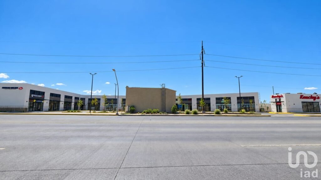 LOCAL EN VENTA EN PLAZA COMERCIAL CERCA DE PUENTE INTERNACIONAL ZARAGOZA