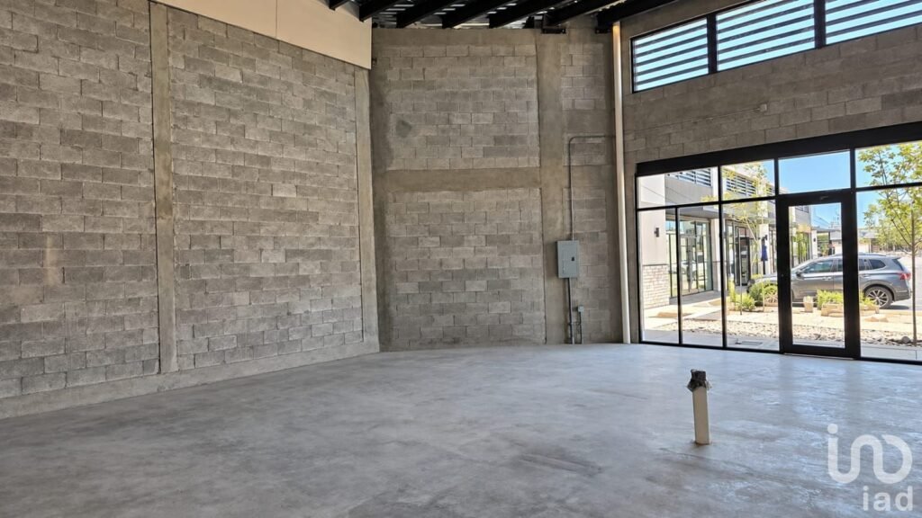 LOCAL EN VENTA EN PLAZA COMERCIAL CERCA DE PUENTE INTERNACIONAL ZARAGOZA