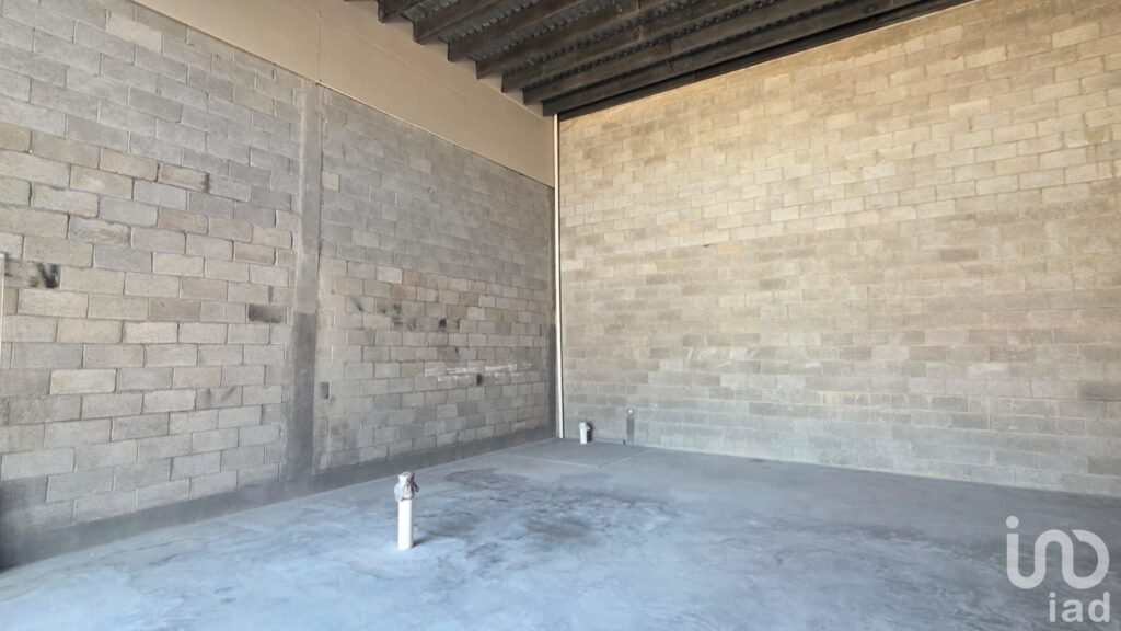 LOCAL EN VENTA EN PLAZA COMERCIAL CERCA DE PUENTE INTERNACIONAL ZARAGOZA