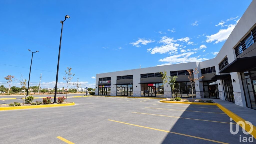 LOCAL EN VENTA EN PLAZA COMERCIAL CERCA DE PUENTE INTERNACIONAL ZARAGOZA