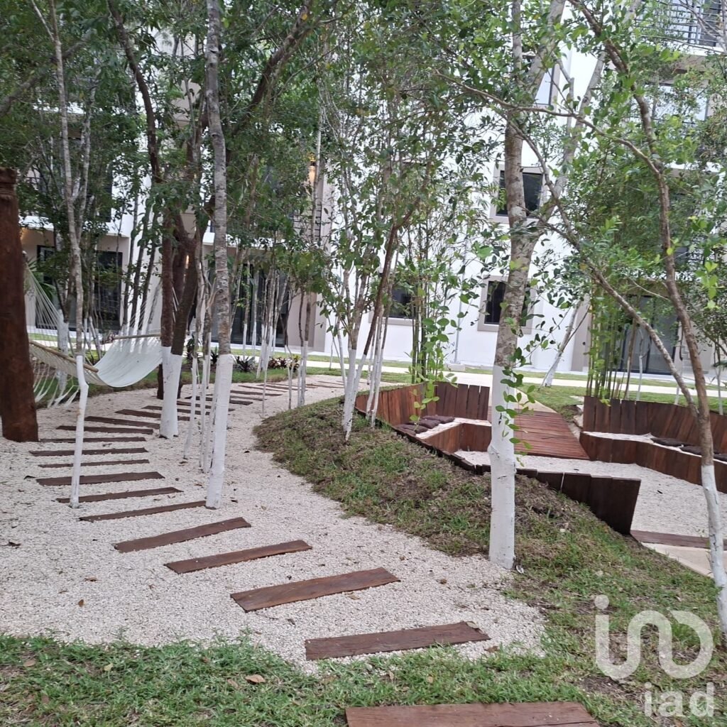 Departamento en Venta Sobre Av. Huayacán con alberca, cancha de Padel, Gimnasio y más.