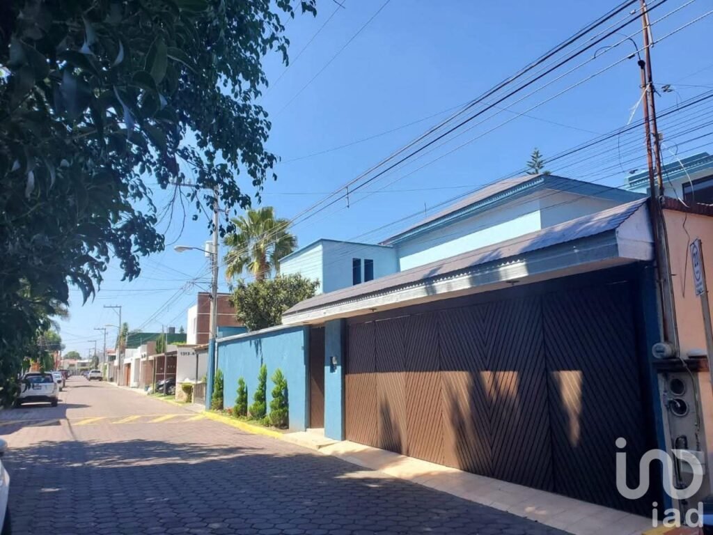 Casa en venta en Zavaleta sobre Camino Real, junto a la Universidad Madero