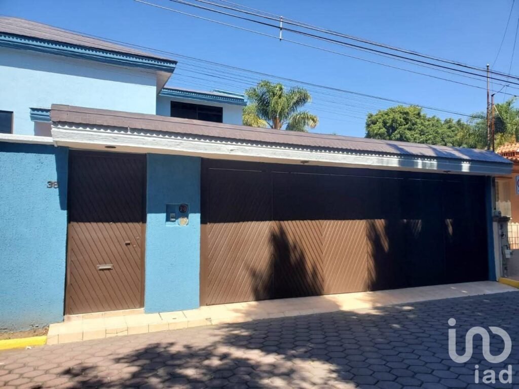 Casa en venta en Zavaleta sobre Camino Real, junto a la Universidad Madero