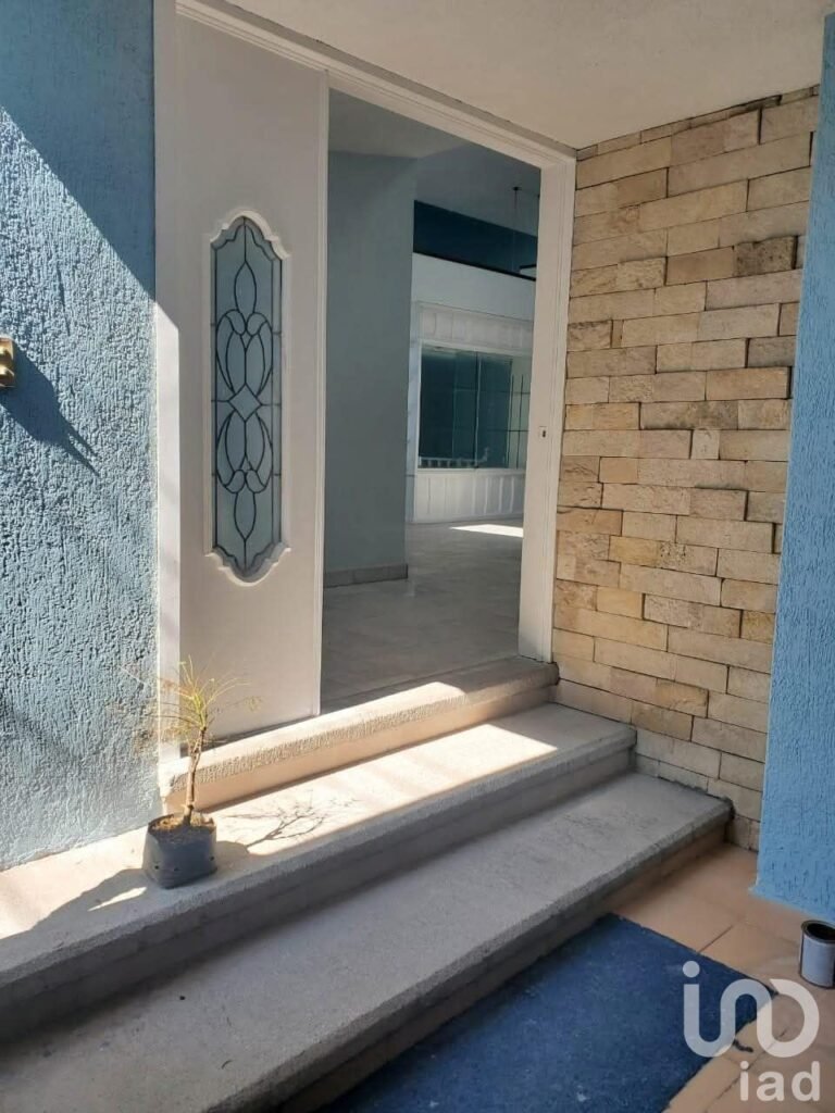 Casa en venta en Zavaleta sobre Camino Real, junto a la Universidad Madero