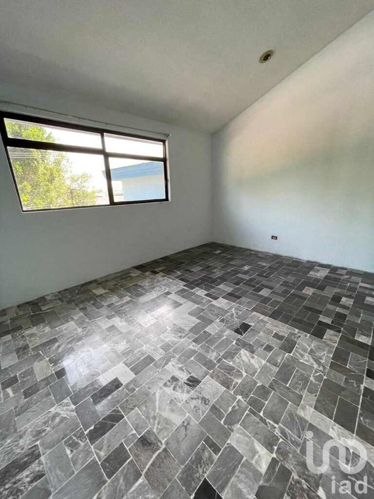 Casa en venta en Zavaleta sobre Camino Real, junto a la Universidad Madero
