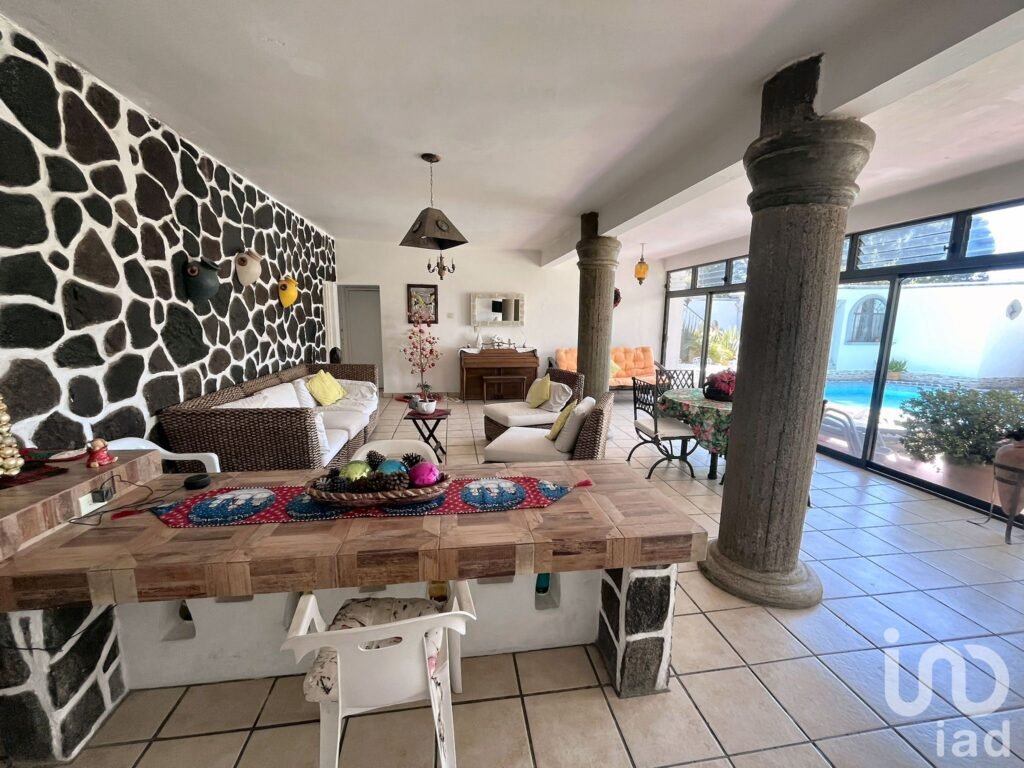 Casa en venta con 10 recámaras y alberca en La Pradera, Cuernavaca