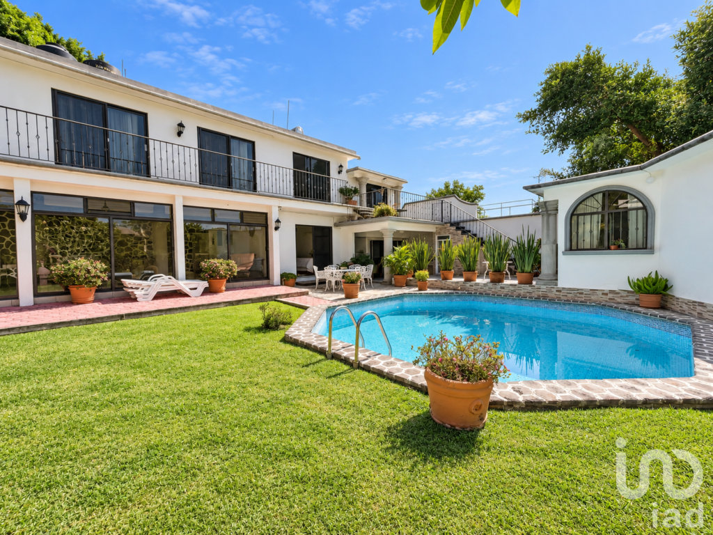 Casa en venta con 10 recámaras y alberca en La Pradera, Cuernavaca