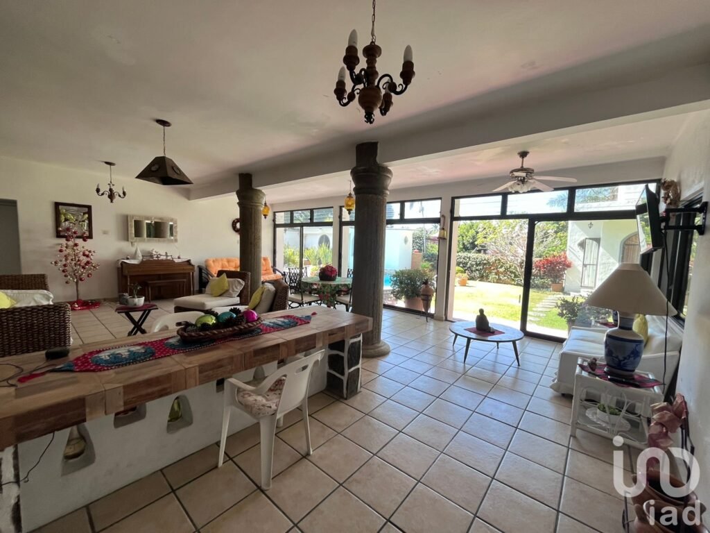 Casa en venta con 10 recámaras y alberca en La Pradera, Cuernavaca