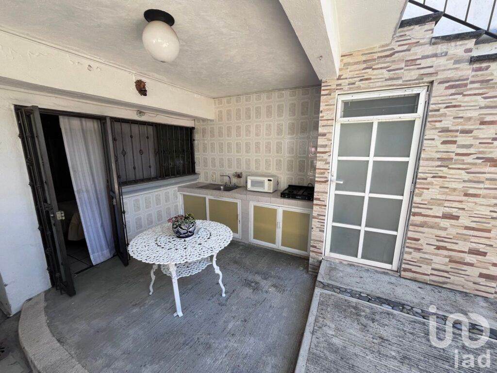 Casa en venta con 10 recámaras y alberca en La Pradera, Cuernavaca