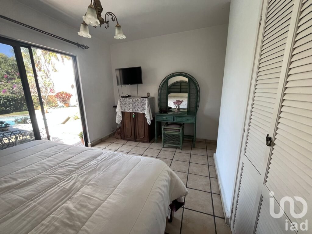 Casa en venta con 10 recámaras y alberca en La Pradera, Cuernavaca