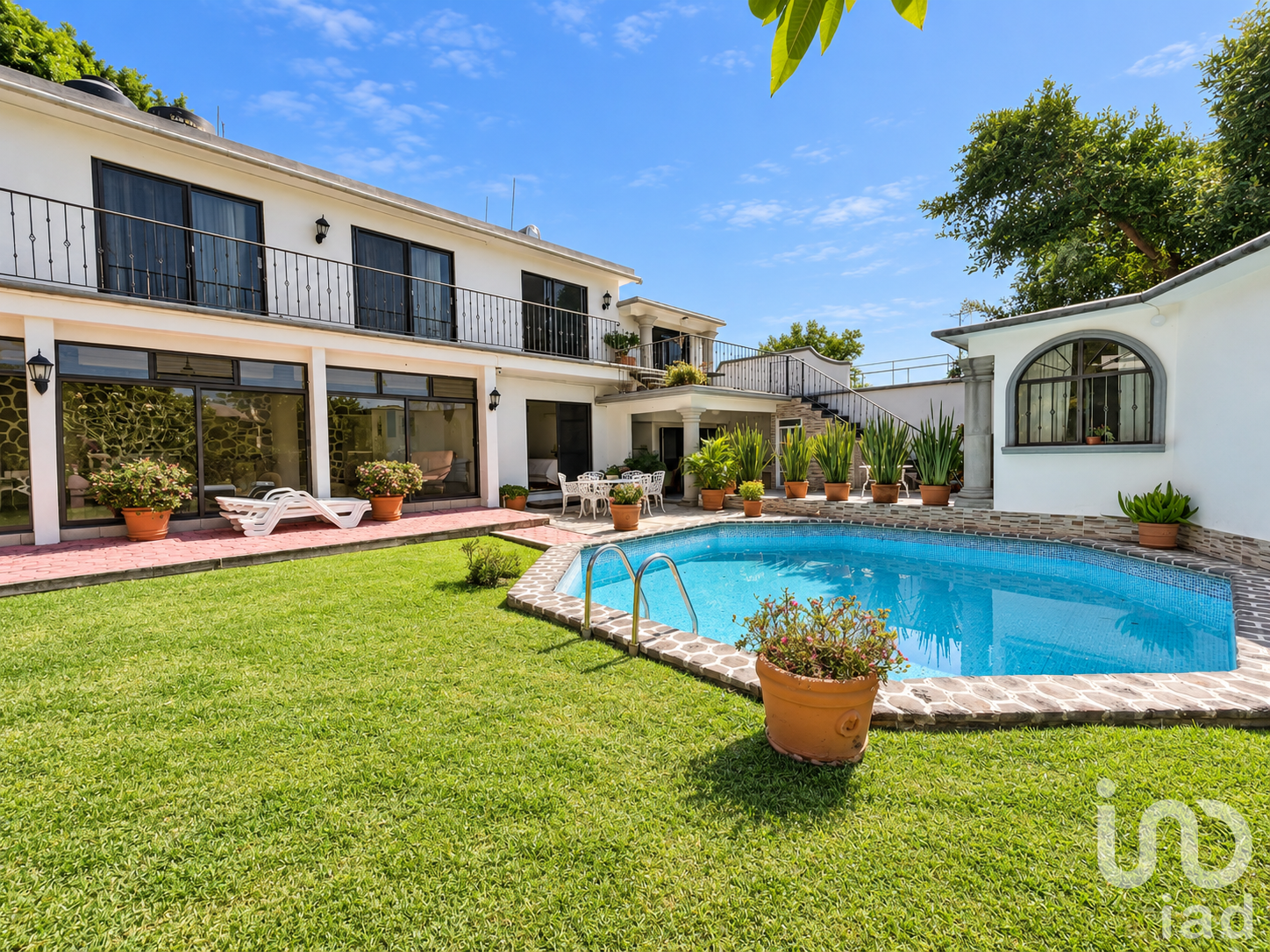Casa en venta con 10 recámaras y alberca en La Pradera, Cuernavaca