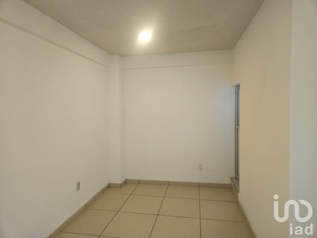 Estudio para una persona cerca de La Raza con baño privado.