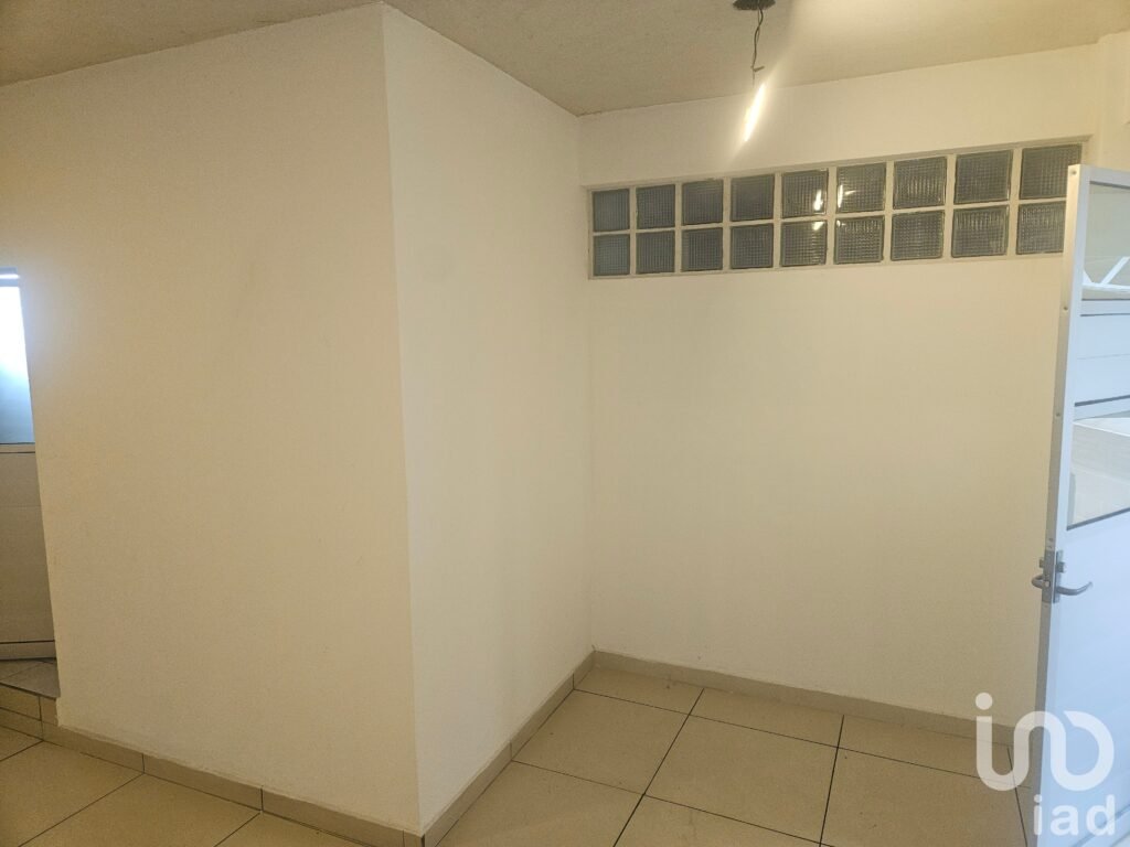 Estudio para una persona cerca de La Raza con baño privado.