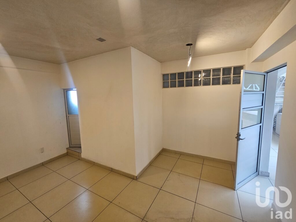 Estudio para una persona cerca de La Raza con baño privado.