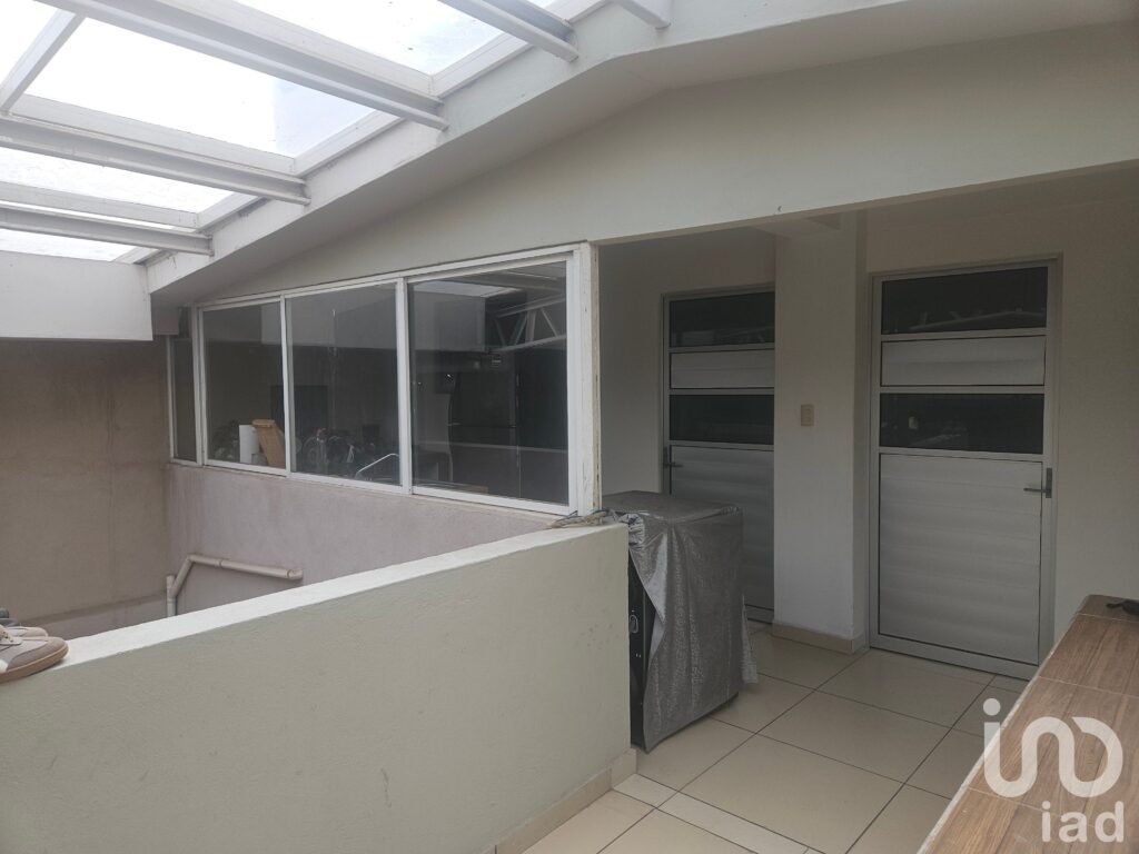 Estudio para una persona cerca de La Raza con baño privado.