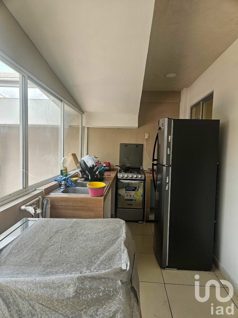 Estudio para una persona cerca de La Raza con baño privado.