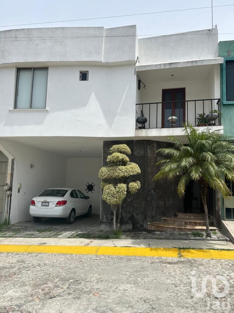CASA EN FRACCIONAMIENTO FAUNA MARINA