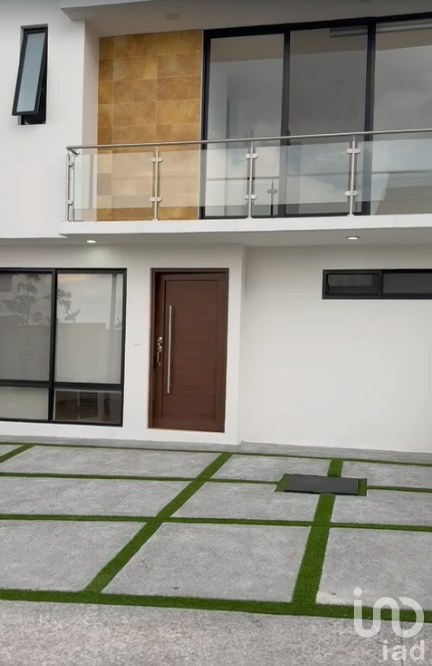 Renta de Casa con Roof Garden, Sala de TV, 4 Recámaras en Zibatá, Ideal para Familias