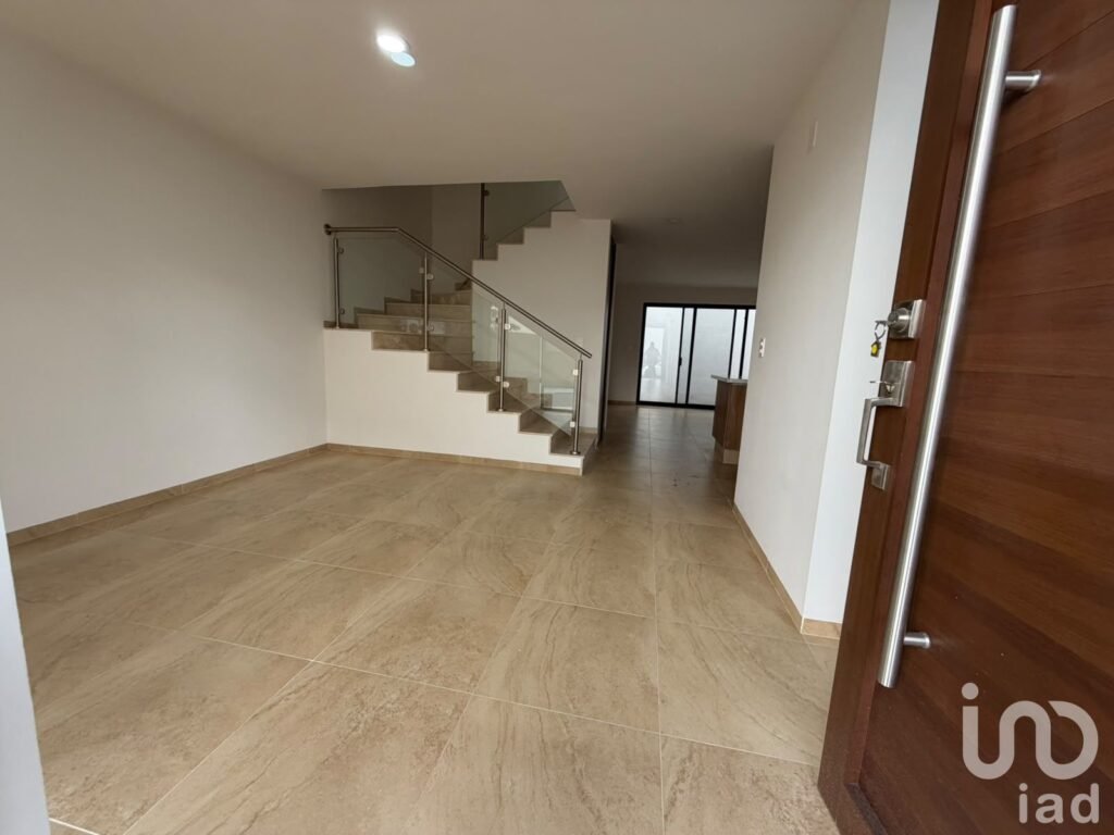 Renta de Casa con Roof Garden, Sala de TV, 4 Recámaras en Zibatá, Ideal para Familias