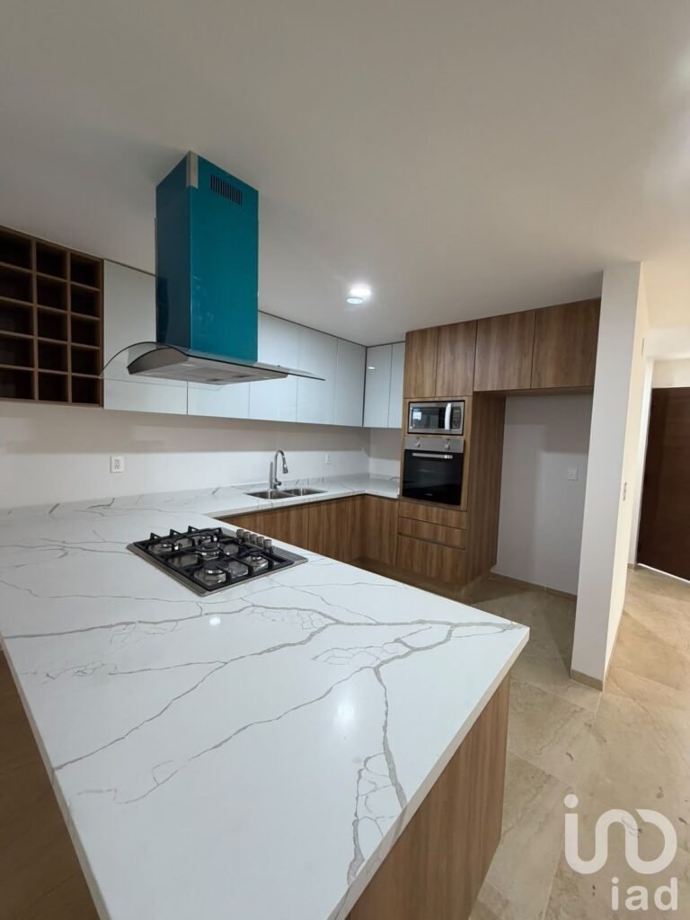 Renta de Casa con Roof Garden, Sala de TV, 4 Recámaras en Zibatá, Ideal para Familias