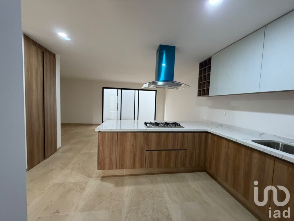 Renta de Casa con Roof Garden, Sala de TV, 4 Recámaras en Zibatá, Ideal para Familias