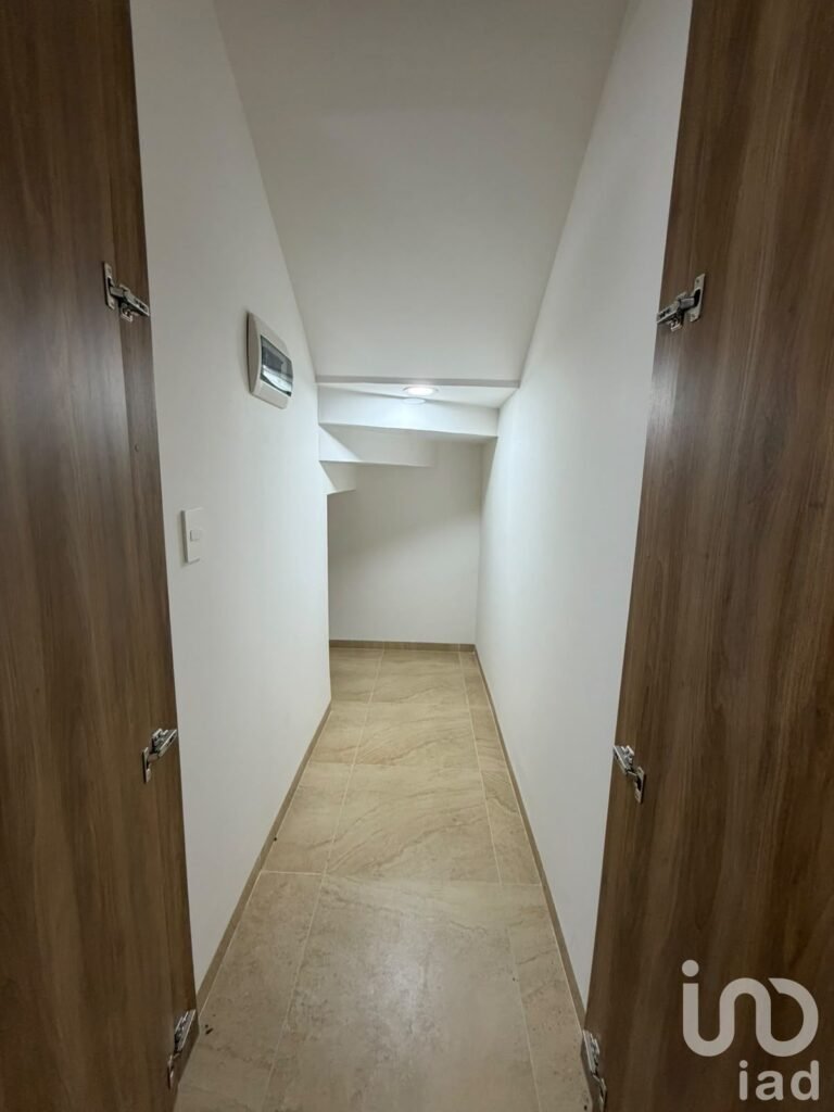 Renta de Casa con Roof Garden, Sala de TV, 4 Recámaras en Zibatá, Ideal para Familias